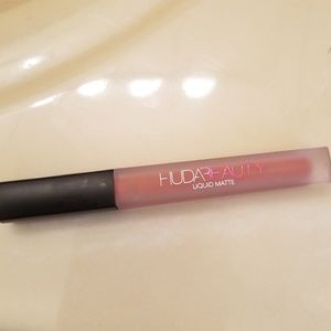 Huda Beauty Luquid Matte lipstick